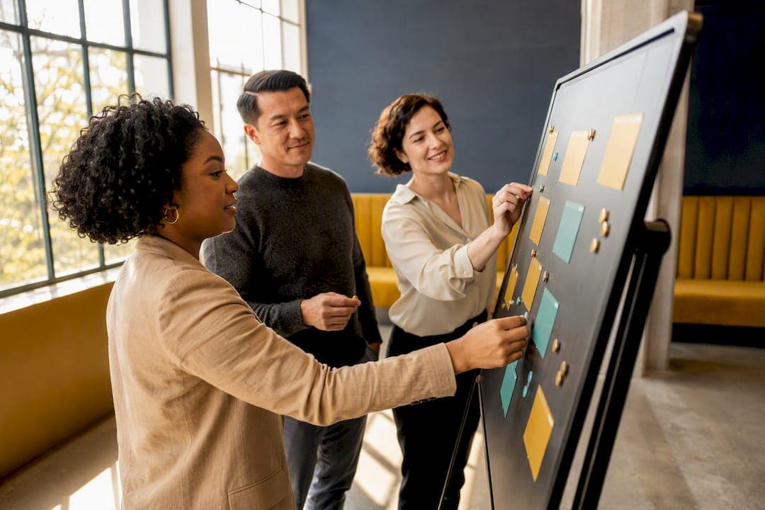 Launch Peer Recognition Programs in 8 Weeks: HR Pilot & KPIs