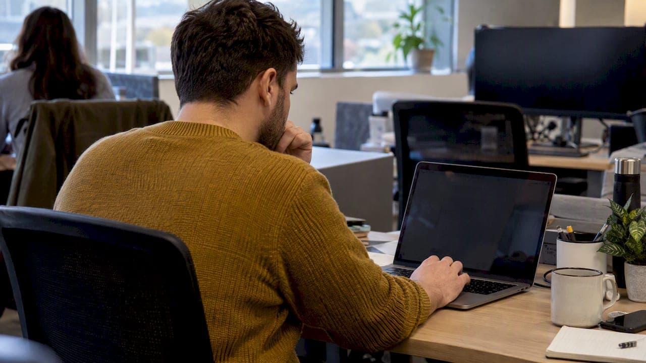 Quarterly eNPS, Monthly 5–7 Pulses, and Microlearning for HR Leaders
