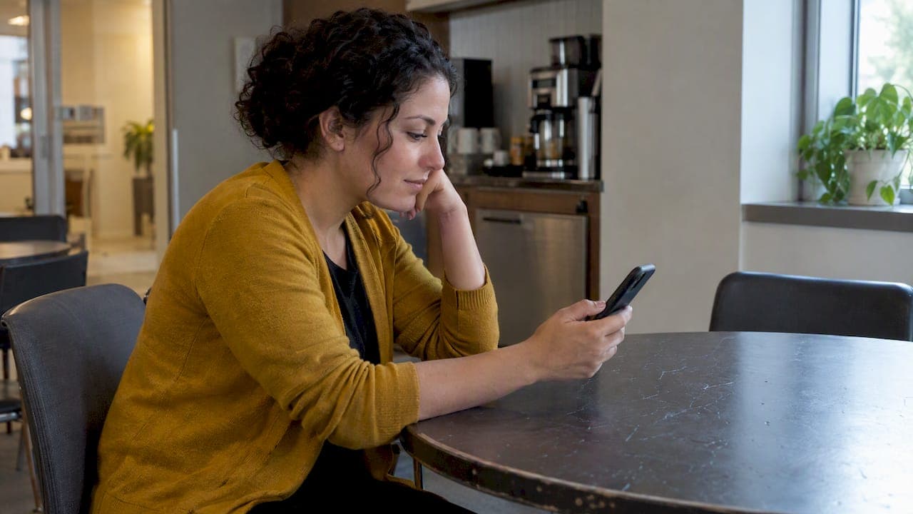Mobile Learning Design for L&D: Stop Shrinking Desktop Lessons